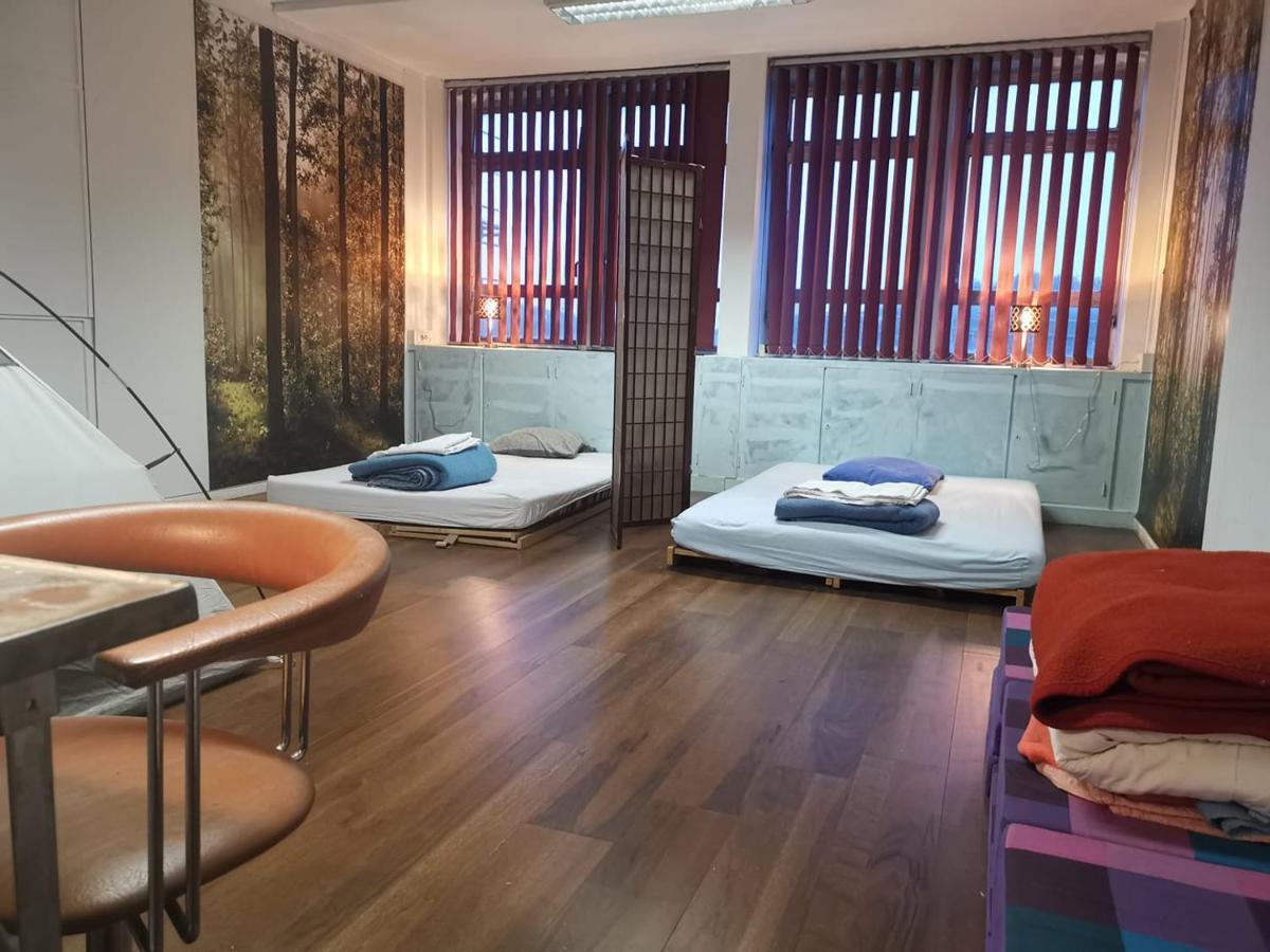 Ghostel 1St - Aventure Alternative - Guest House - Arts-Factory-Experience - For Artists, Makers And Open Minds - Attention, We Are Not A Hotel And Are Not Adapted For Everybody - Read Host Warnings Before Reservation - Www,Providence,Be Asbl شارلروا المظهر الخارجي الصورة