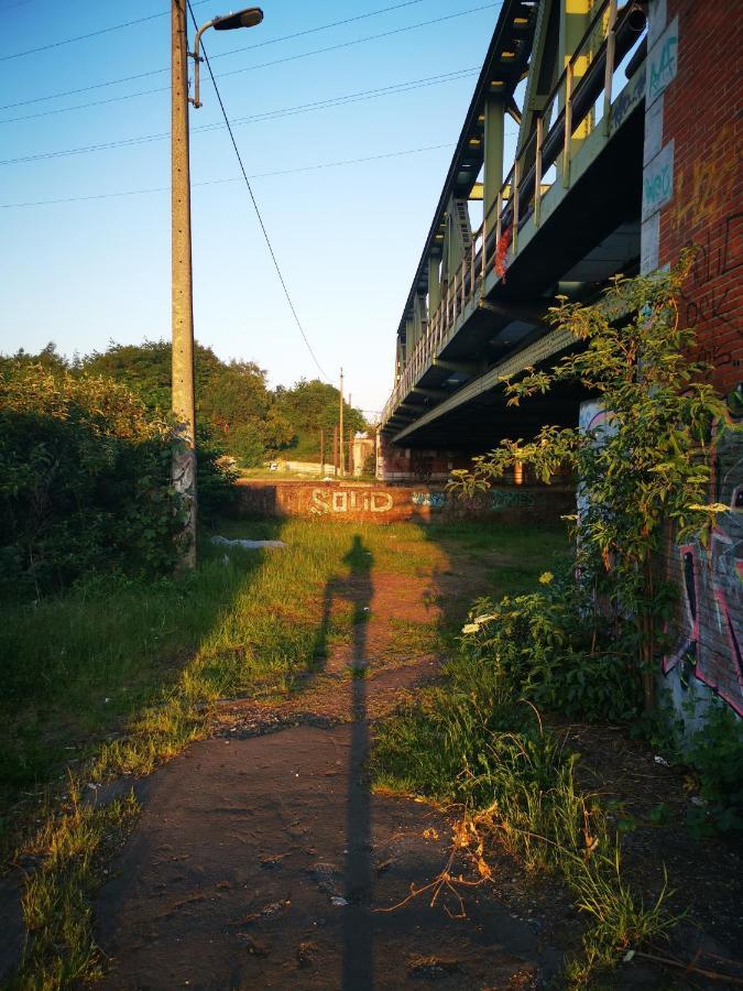Ghostel 1St - Aventure Alternative - Guest House - Arts-Factory-Experience - For Artists, Makers And Open Minds - Attention, We Are Not A Hotel And Are Not Adapted For Everybody - Read Host Warnings Before Reservation - Www,Providence,Be Asbl شارلروا المظهر الخارجي الصورة